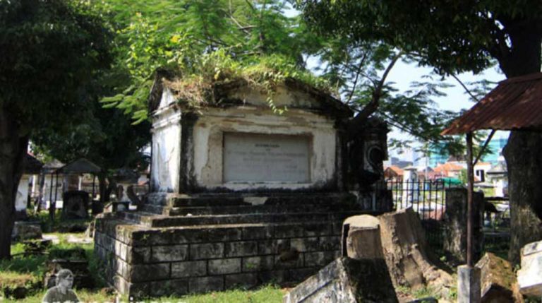 Ada Kuburan Aneh Di Makam Belanda Peneleh Begandring