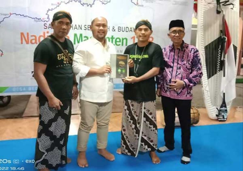 Bupati Gresik Terima Buku Perjalanan Sejarah Desa Bedanten