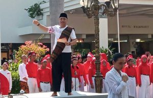 Panggung Terpanjang dalam Pertunjukan Perobekan Bendera