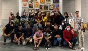 20 Peserta Pertukaran Mahasiswa Merdeka Kunjungi Pameran Surabaya Lintas Masa