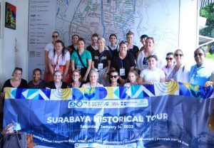 Kunjungi Peneleh, Mahasiswa Australia Terpesona Makam Belanda dan Sumur Jobong