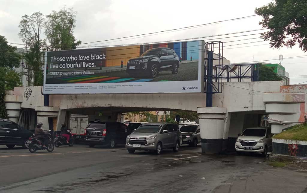 Lho, Viaduct Gubeng Kok Diselimuti Reklame?