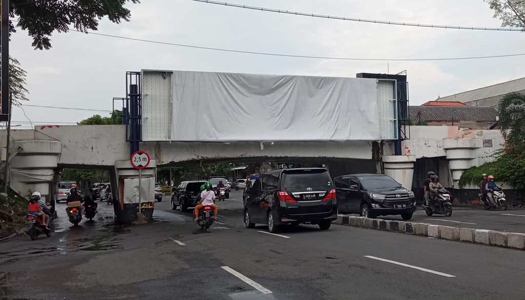 Pemasangan Reklame Viaduct Gubeng Harus Dikaji Ulang