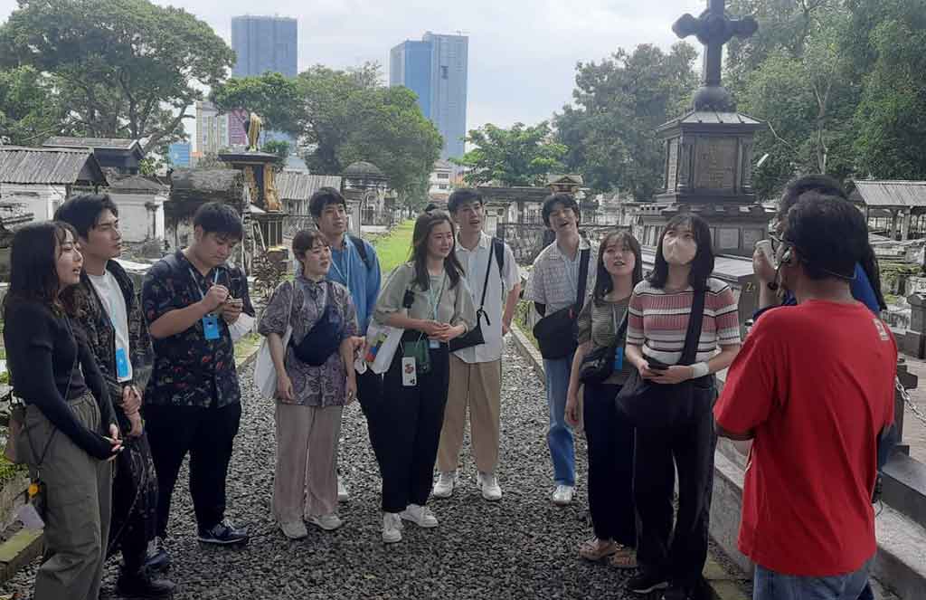 Perdalam Bahasa dan Budaya, Mahasiswa Jepang Blusukan ke Peneleh