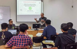 Ketua Begandring Beri Kuliah Filsafat Pancasila di UKWM Surabaya