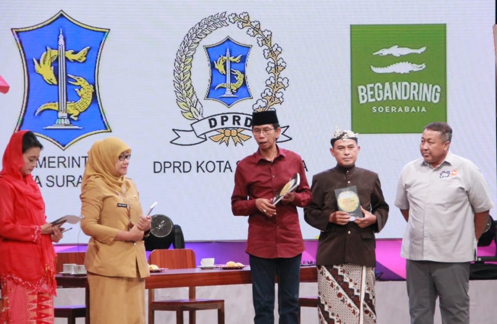 Adi Sutarwijono, Ketua DPRD Kota Surabaya Luncurkan Buku Sejarah Surabaya dan Disaksikan Sejarawan Belanda. 