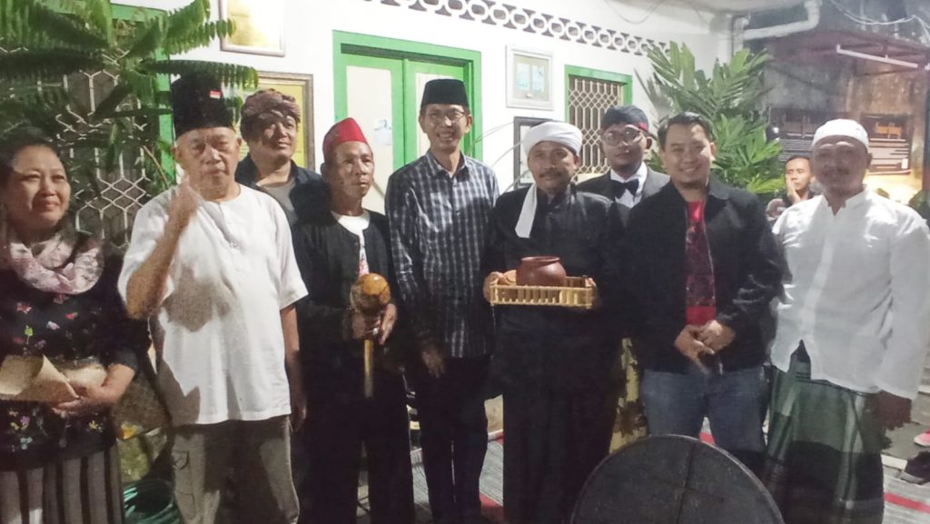 Adi Sutarwijono bersama Begandring Soerabaia dan budayawan Jadi Galajapo.