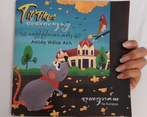 Ita Surojoyo (Begandring Soerabaia) Menerbitkan Buku Anak Beraksara Jawa