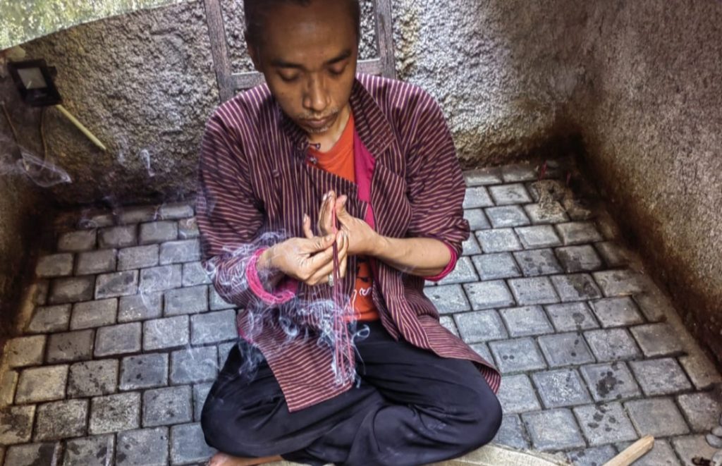 Abdi Dalem Kedhaton Ngayogyakarta Kunjungi Sumur Jobong.