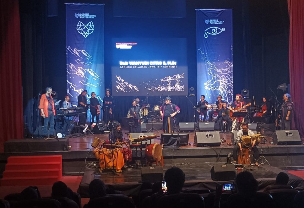 Belajar tentang bencana, sejarah dan kemanusiaan, di konser “Kataklistik Budaya : Jawa Timur – Pertemuan Tiga Lempeng Dunia”.