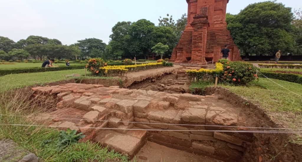 Ekskavasi Tembok Gapura Candi Bajang Ratu Ungkap Tata Ruang Pendharmaan. 