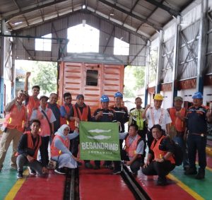 Railfans Begandring Serahkan Koleksi Langka berusia 100 tahun ke Stasiun Surabaya Pasar Turi