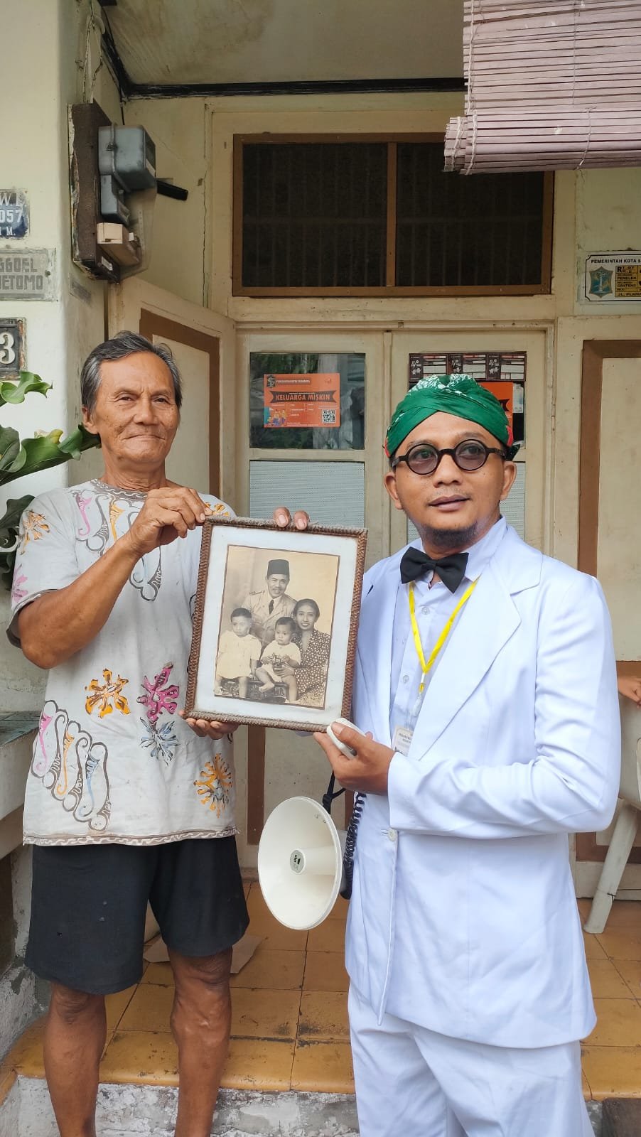 Pak Nono menunjukkan foto keluarga Mayjen Soengkono dan Bu Isbandijah Soengkono kepada para Subtrackers yang dipandu oleh Kuncarsono Prasetyo (kanan). Foto: begandring.com