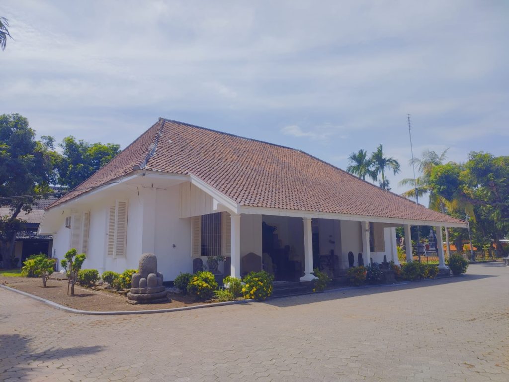 Bangunan A yang sekarang menjadi ruang perpustakaan Balai Pelestarian Kebudayaan Wilayah XI Jawa Timur. Foto: Koleksi Penulis