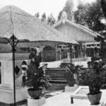 Misteri Makam Pejabat Belanda di Belakang Gedung Setan